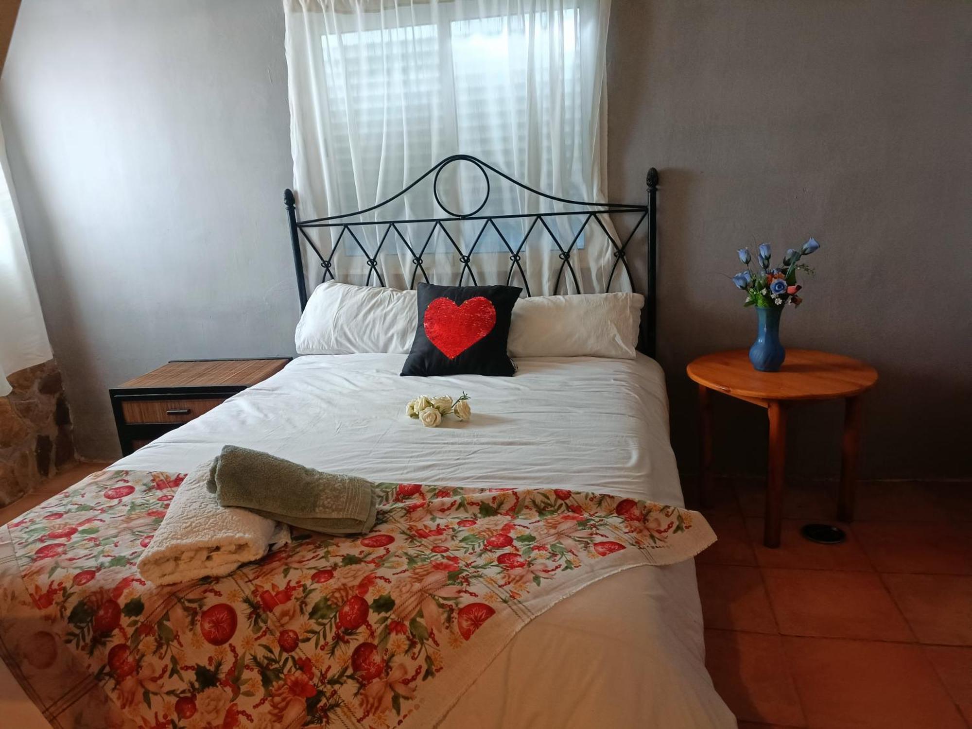 Bedroom With Private Bathroom And Two-Bedroom Family Suite In Quiet Forest Country House 80M2 Large Swimming Pool Music Town Lliria The Garden And Swimmingpool And Garden Are Shared Oda fotoğraf